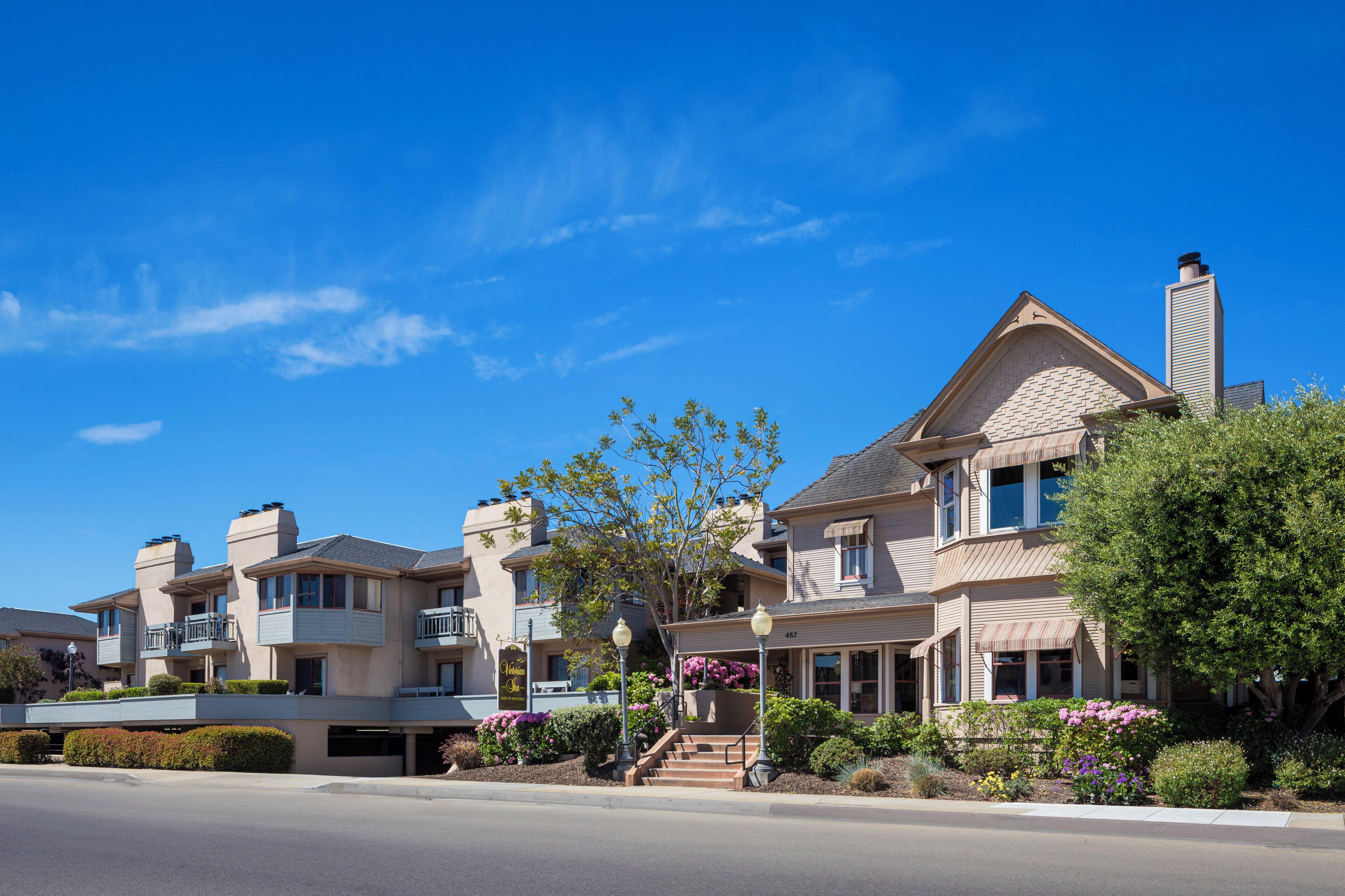 4 Smart 3-Star Hotels Near Laguna Grande Regional Park