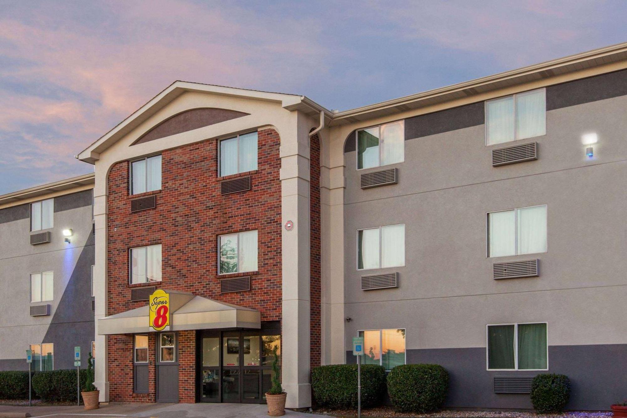 Staying Near Pennington Field: 4 Three-Star Hotels Compared