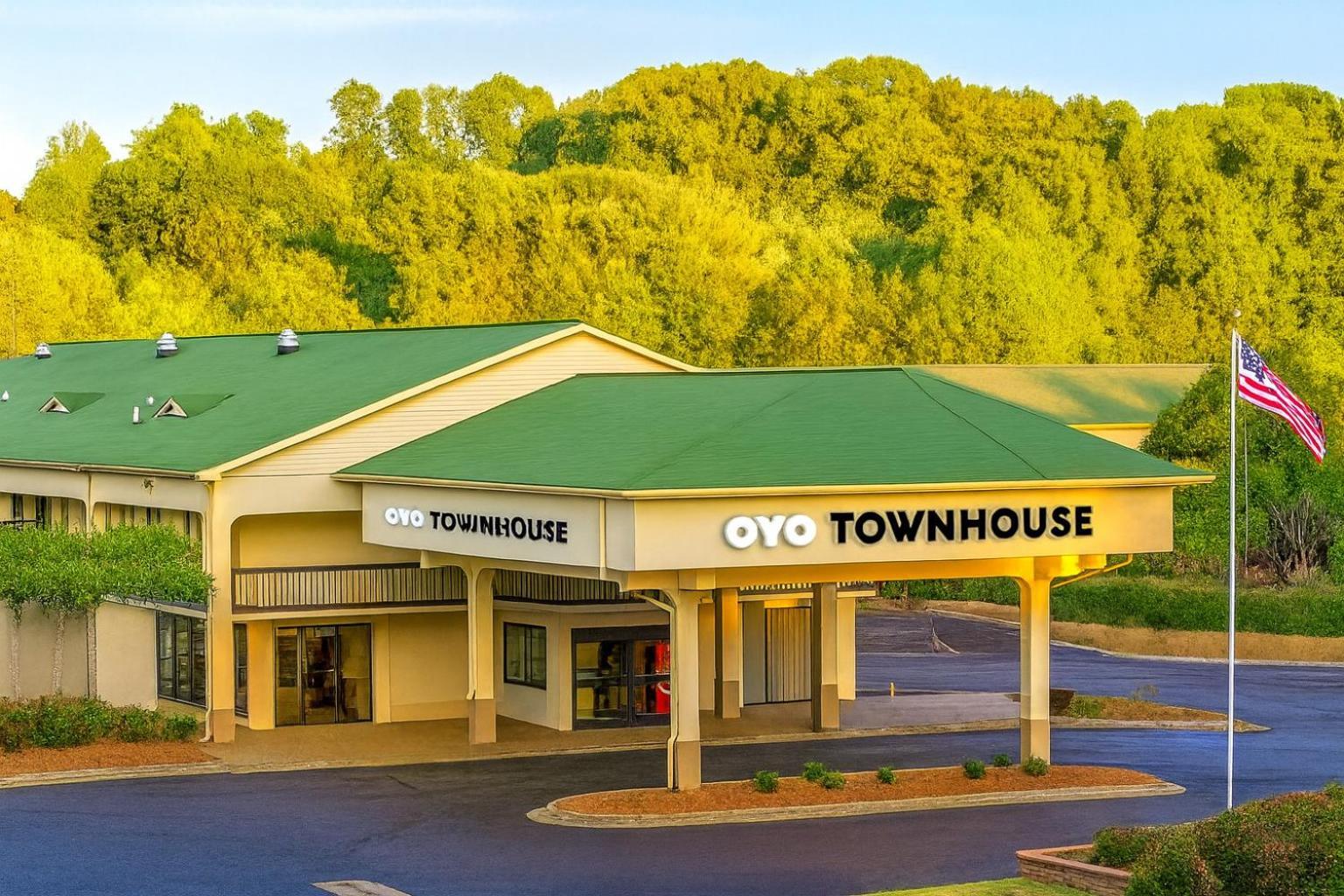 Staying Near LJVM Coliseum: 4 Business Hotels Compared