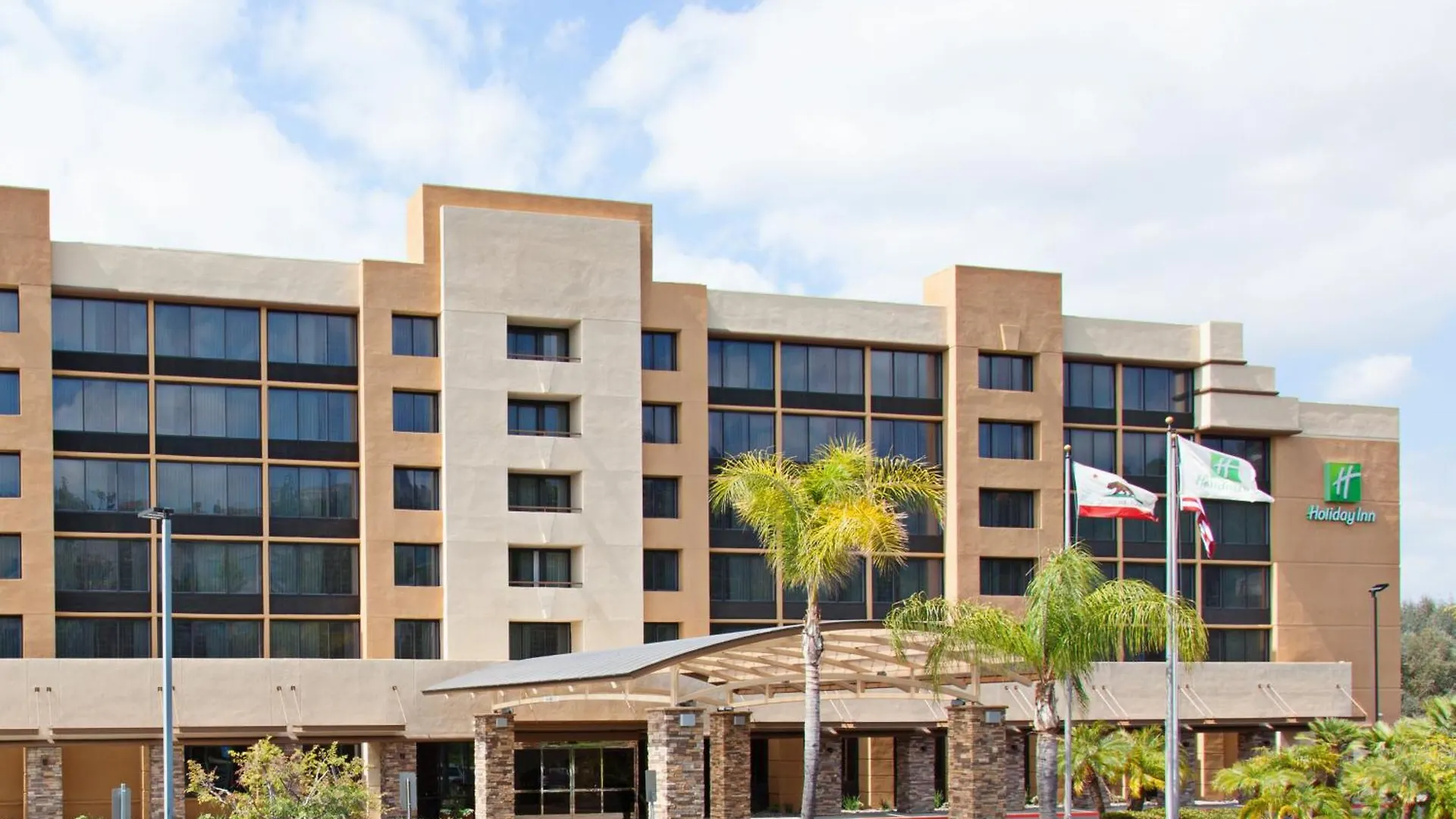 5 Resort-Style Hotels Near Snow Creek Park Worth Booking