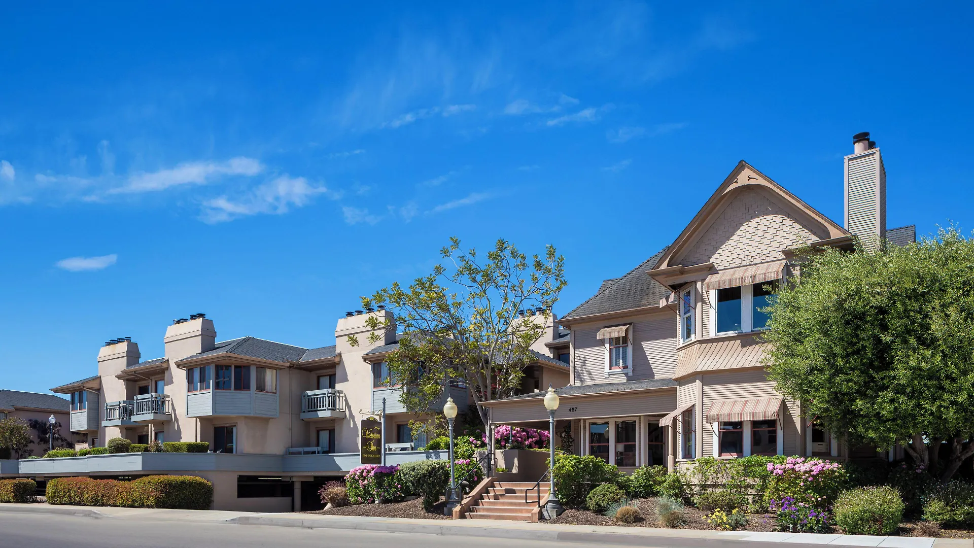 4 Smart 3-Star Hotels Near Laguna Grande Regional Park