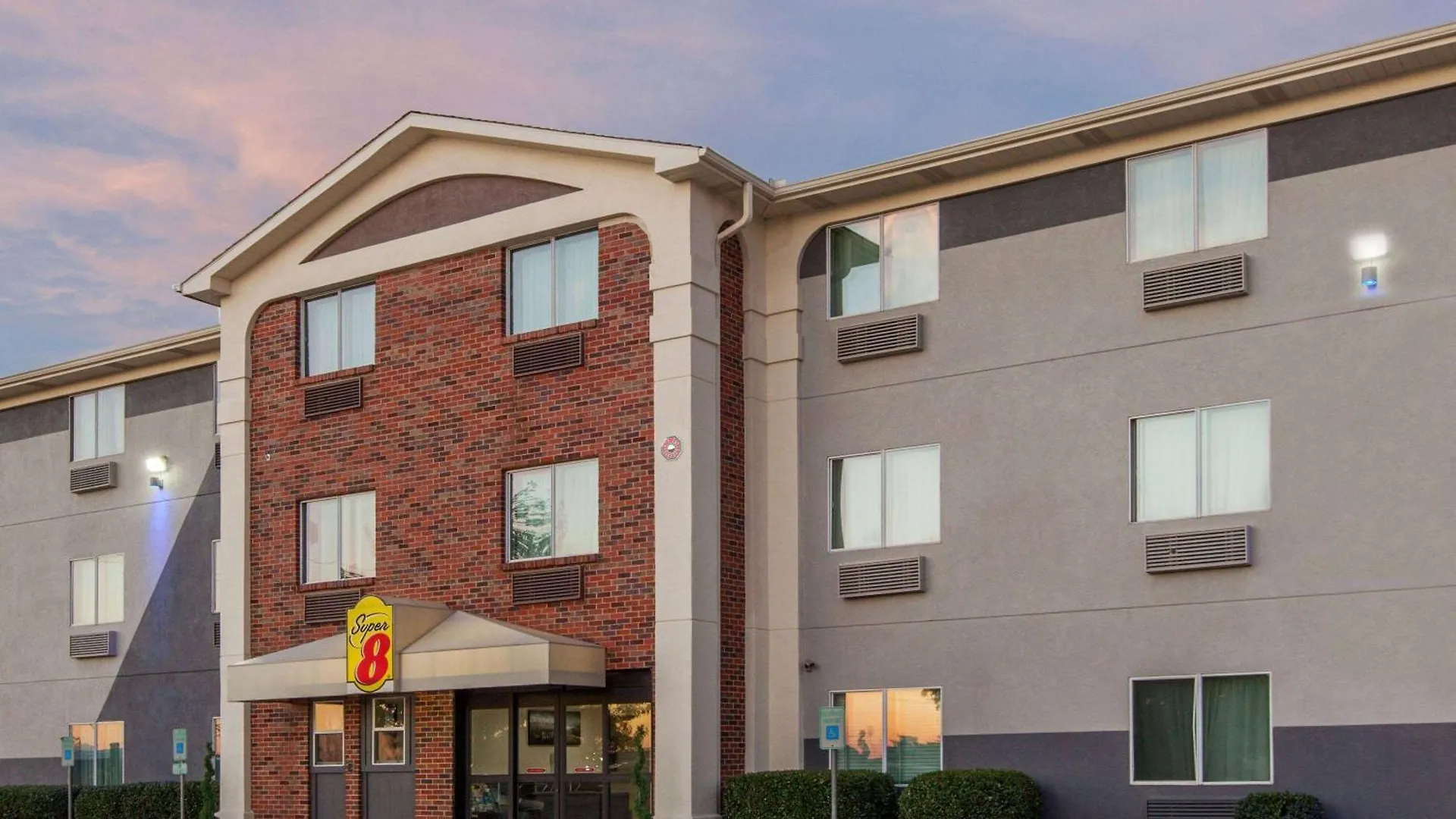 Staying Near Pennington Field: 4 Three-Star Hotels Compared